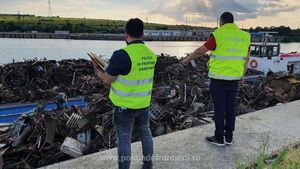 Două şlepuri cu peste 1.000 de tone de deşeuri, descoperite în Portul Murfatlar. De la începutului anului, în judeţul Constanţa au fost găsite 3.000 de tone de deşeuri