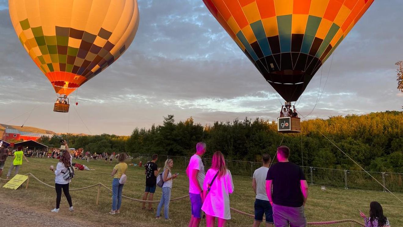 Festival al baloanelor cu aer cald, în Harghita / 12 baloane se vor ridica în aer / Program: zbor în tandem cu paramotorul, concerte, spectacole de animaţie, proiecţii de filme şi discotecă în aer liber