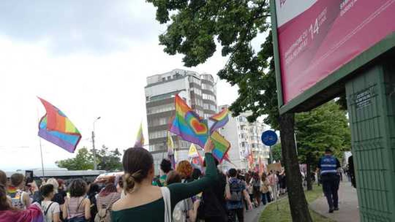 Mii de persoane au participant la marşul „Iaşi Pride”, organizat de comunitatea LGBTQ / O femeie a aruncat cu agheasmă, iar un bărbat i-a acuzat că au coborât cu patul în stradă
