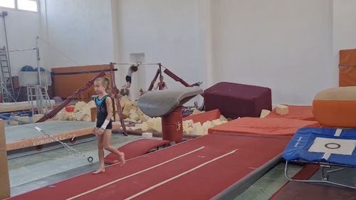 VIDEO Circa 180 de fete care se antrenează la Focşani visează să ajungă campioane mondiale la gimnastică / ”Degeaba un copil este puternic nativ şi are abilităţi, dacă odihna nu este potrivită şi alimentaţia adecvată, corpul nu reuşeşte să susţină efortul”