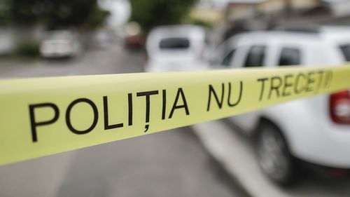 Un bărbat din Arad a fost trimis în judecată pentru omor şi lipsire de libertate/ Este acuzat că s-a certat cu fosta concubină şi a pornit maşina cu femeia atârnată de portieră, târând-o un kilometru şi jumătate cu peste 100 de km/h