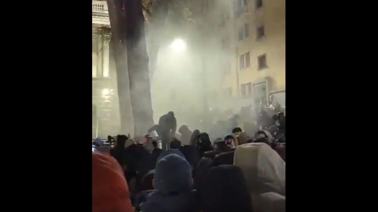 Protestele din Georgia escaladează, manifestanții s-au ciocnit cu poliția după suspendarea negocierilor cu UE / Mai multe persoane rănite
