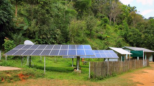 Energia care rămâne în sat: cum pot comunitățile să producă energie pentru școală, iluminat public și primărie și să transforme panourile solare în dezvoltare locală
