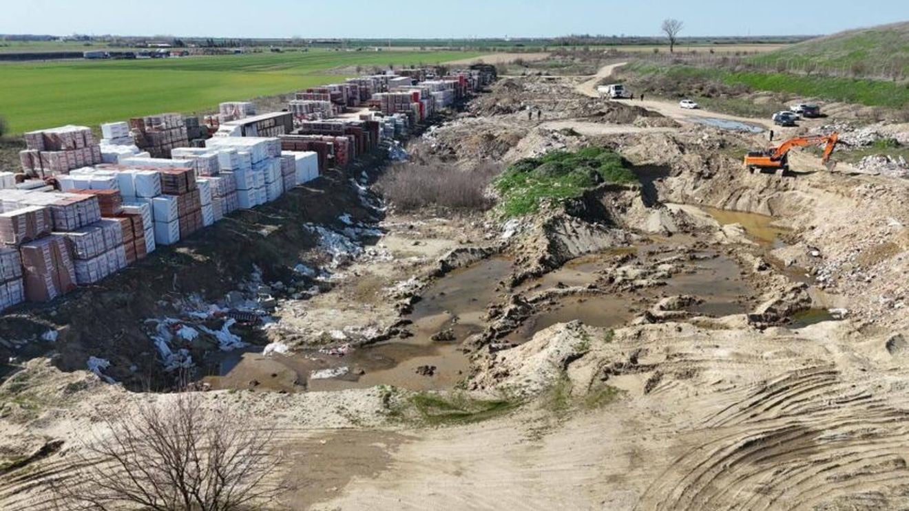 Dezastru ecologic descoperit în județul Timiș: deșeuri îngropate pe suprafețe întinse / Una dintre gropile de gunoi se află pe terenul unei primării