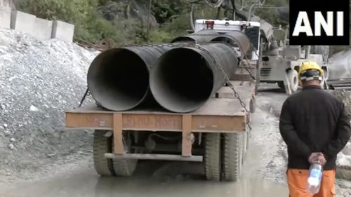 Salvatorii s-au apropiat la cinci metri de cei 41 de muncitori blocați în tunelul prăbușit din India/ Bărbații sunt blocați de 17 zile