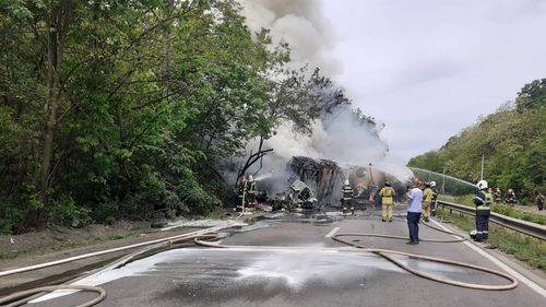 Traficul rutier oprit pe centura Capitalei: incendiu pe șosea după ce un tir și o cisternă s-au lovit / O persoană a murit și una este rănită