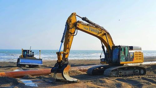 Procurorii DNA au găsit o construcție de lemn, posibil epavă antică, în zona de excavare a nisipului pentru lărgirea plajelor din Mamaia