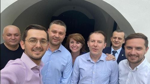 Ciprian Ciucu și-a depus candidatura pentru șefia PNL București. El a fost însoțit de premierul Florin Cîțu, care i-a urat primarului din Sectorul 6 ”bine ai venit în echipa câștigătoare”