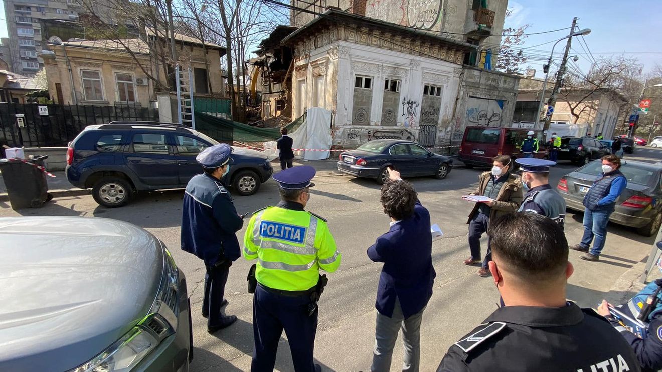 Judecătoria Sectorului 2 a suspendat activităţile de demolare a caselor de patrimoniu din strada Icoanei 2-8, iar proprietarul a fost amendat de Poliţia Locală