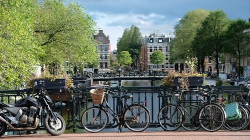 Amsterdam încearcă o nouă abordare pentru a descuraja turiștii care se îmbată / Campania „Stay Away” va fi înlocuită cu „Renew Your View”