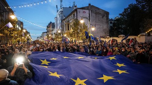 VIDEO Polonia: Zeci de mii de persoane au protestat în stradă pentru a susţine apartenenţa ţării la Uniunea Europeană, după decizia de vineri a Curţii Constituţionale poloneze care contestă întâietatea dreptului european în faţa celui naţional