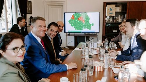 Klaus Iohannis se află la sediul de campanie al PNL / Ludovic Orban: A venit să vadă cum decurg lucrurile. Vom face numărătoare paralelă
