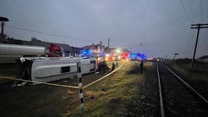 VIDEO Un mort și un rănit grav după ce un autocar s-a ciocnit cu o cisternă în localitatea Lechința din Bistrița