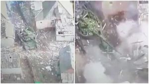 VIDEO Momentul când un tanc ucrainean a „pulverizat” de la câțiva metri distanță, cu un proiectil High-Explosive, o clădire în care se aflau militari ruși care au refuzat să se predea