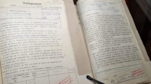 Ministerul de Externe a expus în premieră la Noaptea Muzeelor documente desecretizate din anii 90 despre revenirea în țară a Regelui Mihai I și Mineriada din 13-15 iunie 1990 soldată cu morți și răniți în rândul manifestanților anti-Iliescu