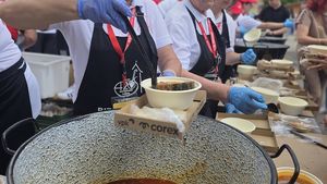 Gulaș de record mondial la Salonta: Aproximativ 10.000 de porții s-au dat în două ore / S-au folosit 990 de kilograme de carne de bizon și 1.500 de kilograme de cartofi