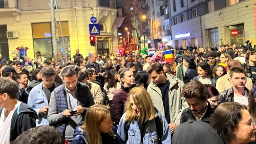 VIDEO/FOTO Sute de persoane, în fața sediului de campanie al lui Nicușor Dan / Se cântă: Ole, Ole, Ole Simion nu mai e!” și „Nicușor, Nicușor!”