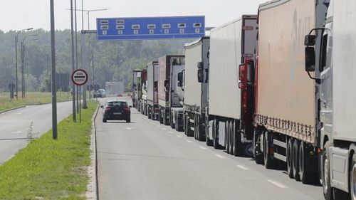 Campania de vaccinare: transportatorii români cer regim special, cu vămuire prioritară și rapidă, pentru camioanele frigorifice speciale care vor aduce dozele de vaccin