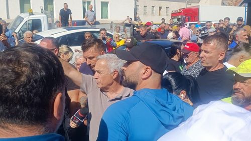VIDEO Călin Georgescu, la inundații înconjurat de bodyguarzi și interlopi din mafia lemnului. Echipa i-a pus la boxe marșul prezidențial, în sat au fost trase clopotele / Mulțumiri pentru Realitatea TV și România TV / Mai mulți localnici l-au criticat pentru operațiunea de imagine