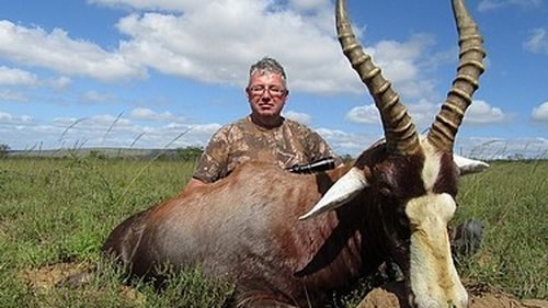 Omul de afaceri prins la pescuit în plină izolare, alături de șeful CJ Bihor, Pásztor Sándor, a vândut Consiliului județean Bihor pixuri cu 221 de lei bucata și ceasuri cu 306 de lei bucata