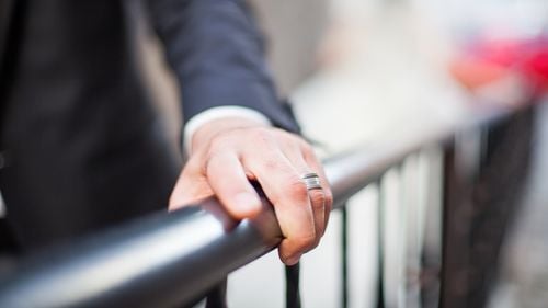 Pompierii din Botoșani, chemaţi la spital să taie verigheta de pe degetul unui bărbat / Medicii nu au putut scoate singuri inelul de pe deget