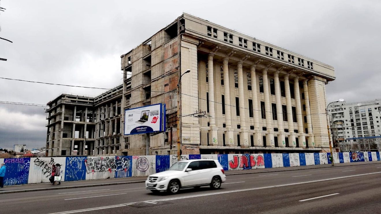 VIDEO Mastodontul dărăpănat Casa Radio își schimbă proprietarul. Imagini de arhivă cu ultima paradă comunistă de 23 august în fața clădirii