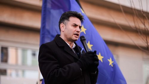 Candidatul unic al opoziției din Ungaria la alegerile parlamentare, Peter Marki-Zay, susține că premierul Viktor Orban trimite, de fapt, arme în Ucraina