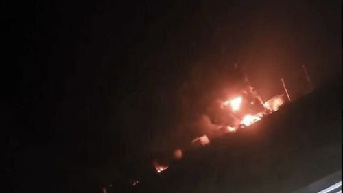 Peste 100 de pompieri luptă pentru stingerea unui incendiu major în regiunea Rostov, după un atac al dronelor ucrainene