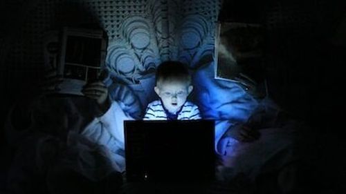 VIDEO Pornografia, la liber pentru copiii din România, deși legea restricționează accesul minorilor/ Din 100 de site-uri, doar 10 ne-au întrebat dacă avem peste 18 ani/ Specialiștii: ”Îi face vulnerabili la abuz sexual”