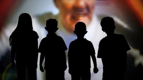 Bărbat din Sălaj, arestat preventiv pentru pornografie infantilă: ar fi contactat online minore cu vârste între 7 și 16 ani pe care le-a determinat să producă și să îi transmită materiale pornografice, pe care le-ar fi vândut