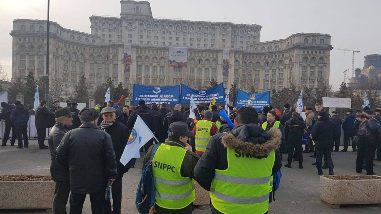 Sindicaliştii din poliţie şi penitenciare protestează la Parlament, pentru a doua zi consecutiv