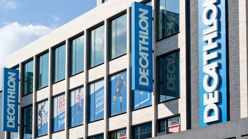 Decathlon aprovizionează în secret Rusia, în ciuda retragerii oficiale, arată datele unei investigaţii media / Compania ar folosi o societate fantomă din Dubai şi o filială cu sediul în Singapore