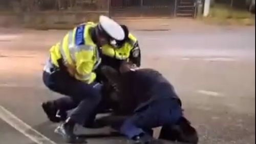 Un polițist a rămas fără centura cu pistol, când încerca să încătușeze un bărbat în Hunedoara/ Armamentul nu a fost încă găsit/ "Nu ai fost în stare să ții pistolul la tine că ți l-o furat"