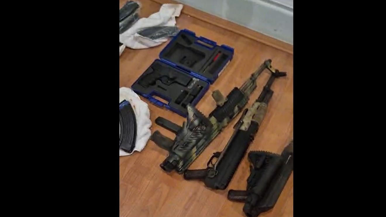 VIDEO Arsenal de mitraliere, pistoale și grenade găsite acasă la Horațiu Potra. Mercenarul instigase direct la revoltă: ”Români, ieșiți cu parul, pe ei și pe mama lor”