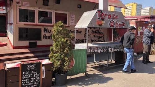 Centrul mobil de la Piața Obor, unde fiecare persoană vaccinată primește o porție de mici și o apă plată, deschis începând de vineri