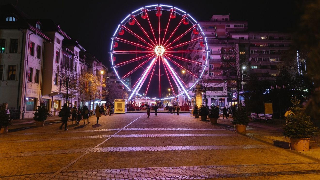 VIDEO Iașul cheltuie aproape 1 milion de lei pentru sărbătorile de iarnă: Roată panoramică și carusel pe pietonalul Ștefan cel Mare, 800 de brazi în ghivece și iluminat festiv