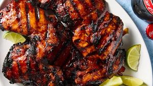 Rețetă inedită pentru grătar: Pui glazurat cu cola, între inspirație asiatică și gust american / Un preparat dulce-picant, cu sos de soia și lime, perfect pentru grătarele de vară