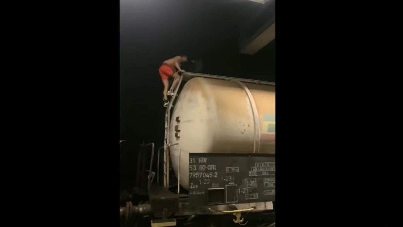 CFR distribuie imagini cu puternic impact emoțional pentru a avertiza că mulți tineri inconștienți se urcă pe trenuri și îți pun viața în pericol: un tânăr de 19 ani este filmat și încurajat de prieteni să se urce pe un vagon, iar în câteva secunde ia foc