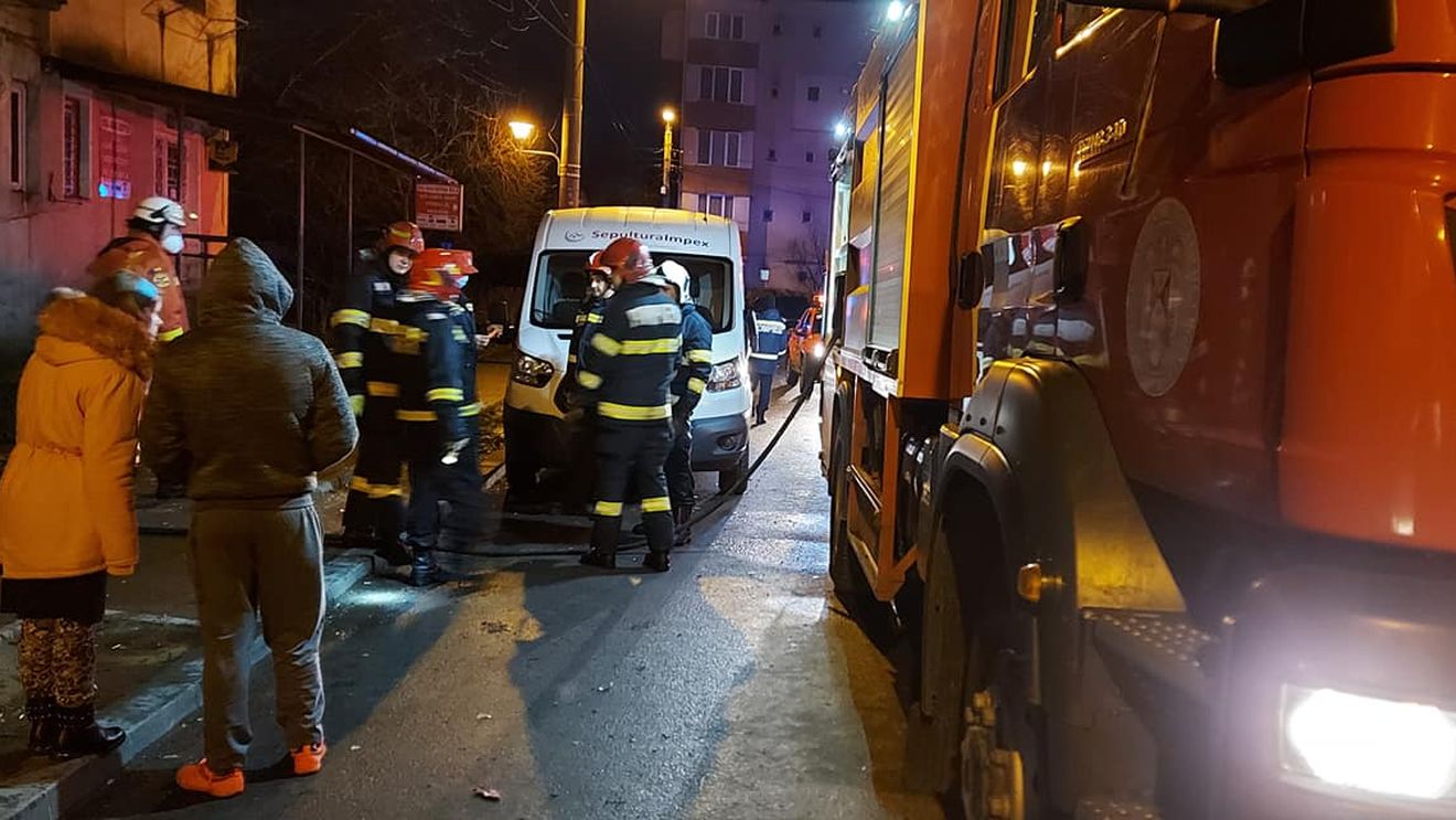 O persoană decedat şi 46 evacuate în urma unui incendiu într-un bloc din Baia Mare