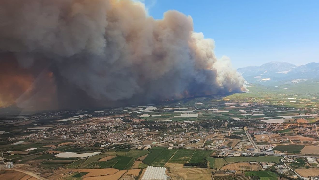 UPDATE VIDEO Incendii masive în sudul Turciei, la 75 de kilometri de Antalya. Zeci de clădiri au fost evacuate/ Primarul localității în care au izbucnit flăcările: ”Nu am mai văzut așa ceva”