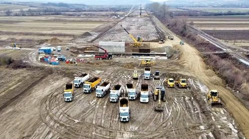 Guvernul modifică zeci de legi pentru a nu pierde finanțarea din PNRR la autostrăzi și căi ferate / Termene mai scurte la licitații, rezilieri mai simple de contracte și „modelul polonez” la achizițiile publice (Proiect OUG)