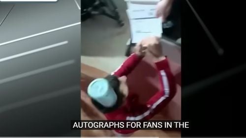 VIDEO Novak Djokovic a fost lovit în cap cu un recipient metalic după ce s-a calificat în turul trei la Roma/ Tenismanul s-a prăbușit la pământ