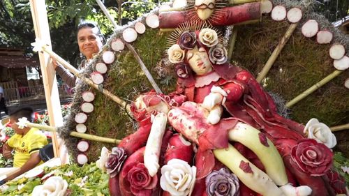 Cele mai stranii tradiții de sărbători: De la noaptea ridichilor în Mexic la mersul pe role până la biserică, în Venezuela/ Minciuna cu care KFC a devenit masa tradițională în Japonia