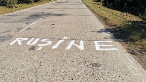 Drum vopsit de localnici cu textul ”rușine”. Clujenii din Apuseni protestează împotriva autorităților care nu repară o porțiune de drum de câțiva kilometri