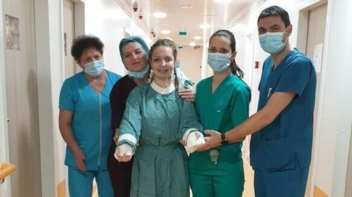 Ciucă s-a întâlnit cu doctorița care coordonează compartimentul de chirurgie plastică de la Spitalul de Copii din Iași, unde medicii au salvat mâinile amputate ale unei adolescente/ Premierul a promis implicare personală pentru finanțarea spitalului