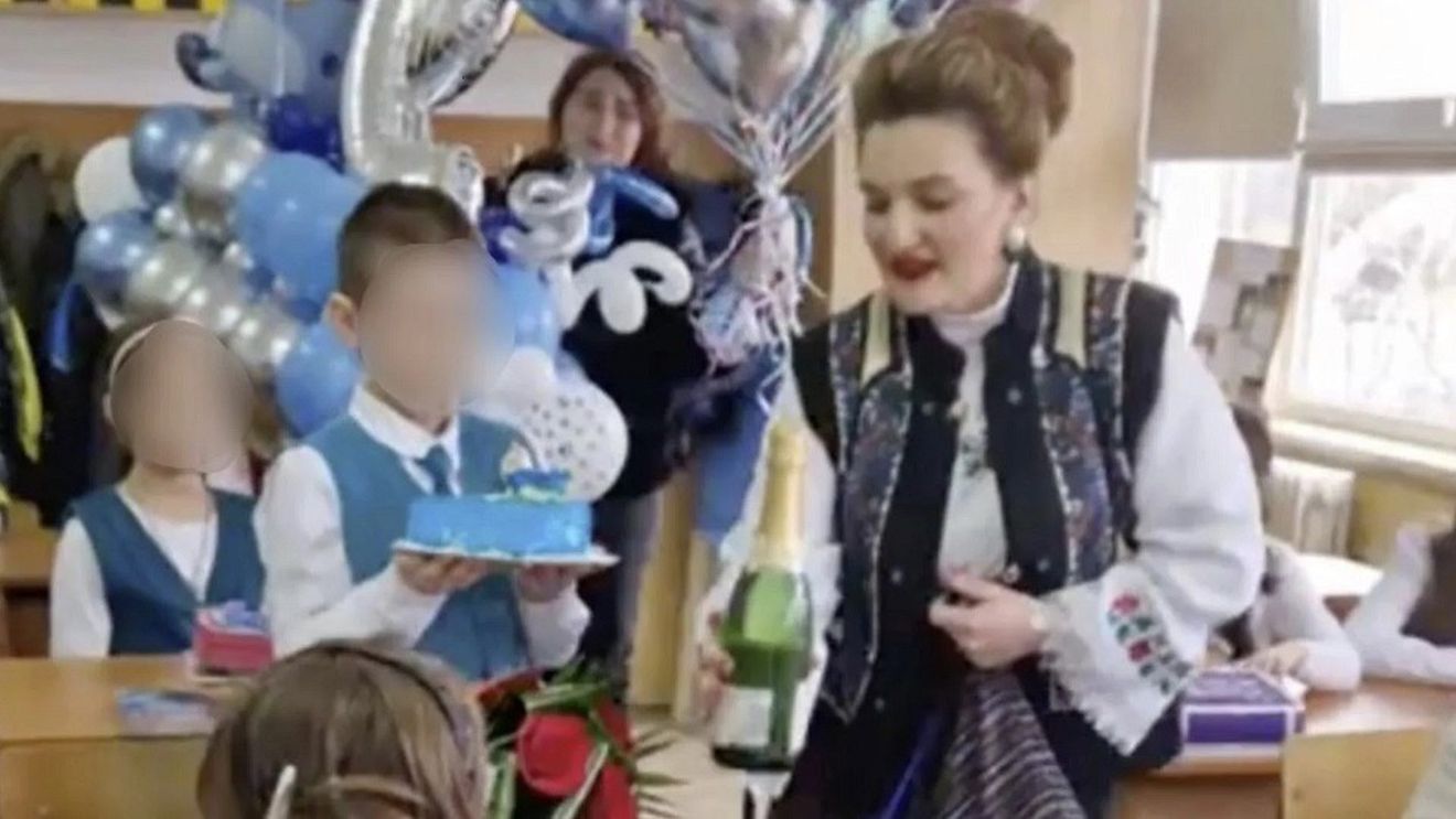 La o scoala din Municipiul Bacau, ziua unui elev a fost sarbatorita cu o cantareata de muzica populara, cameramani si animatori / Inspectoratul școlar Bacău: Mama elevului solicitase accesul  în școală, pentru a-i face o surpriză fiului  / Directorul școlii ne-a precizat că nu avea cunoștință de prezența altor persoane