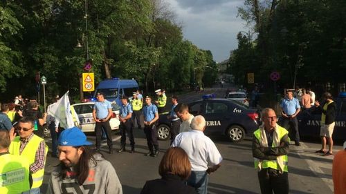 VIDEO Marșul pentru autostrada Moldovei: Jandarmii nu i-au lăsat pe protestatari să intre cu mașinile în Piața Victoriei. Organizator: "Noi suntem moldovenii proști care au rămas în România să plătească taxe, și uitați cum ne tratează"