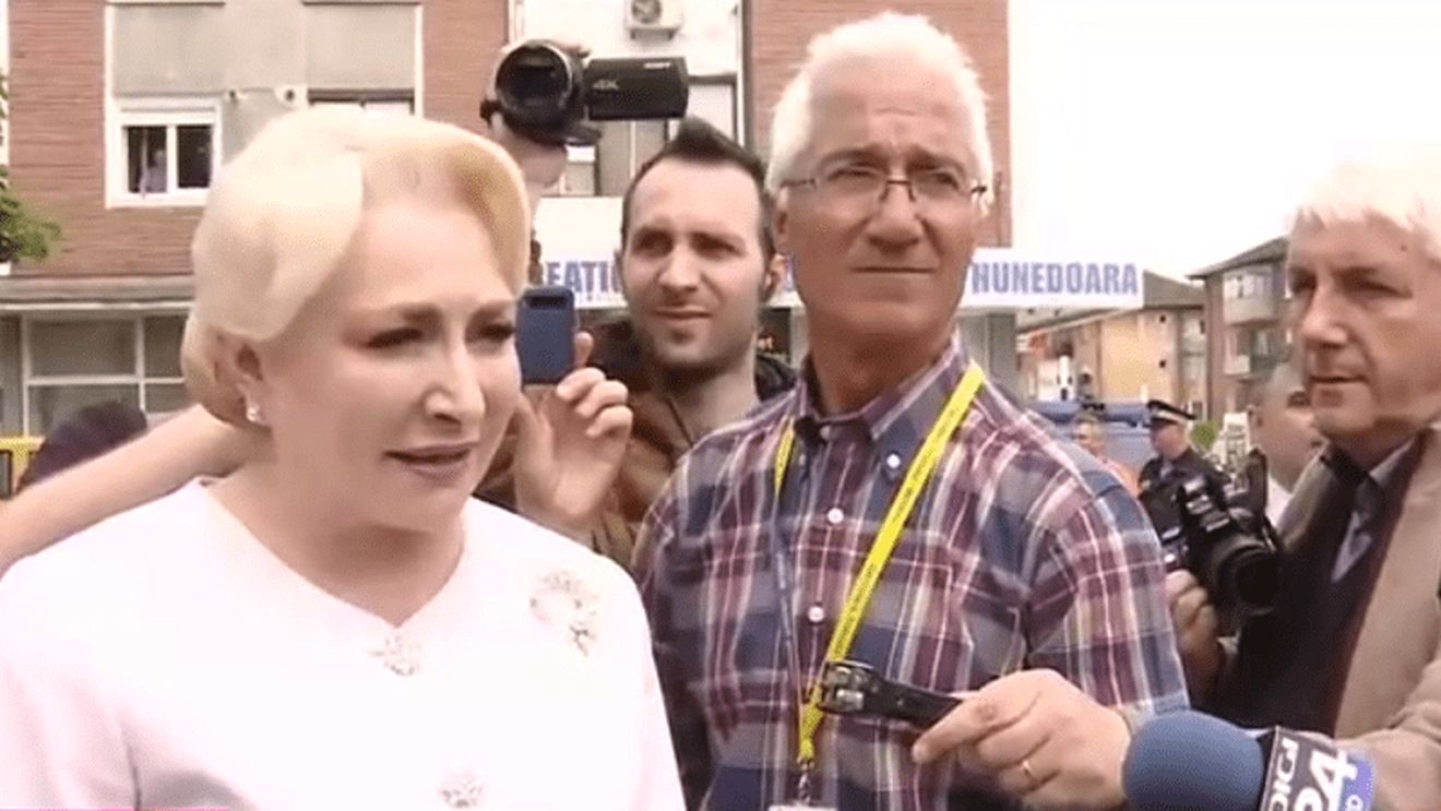 VIDEO Tânăr amendat la Hunedoara pentru că a huiduit-o pe Viorica Dăncilă