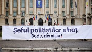 Protest USR la Ministerul Afacerilor Interne și la Cotroceni cu bannere cu mesajele „Șeful polițiștilor e hoț. Bode, demisia!” și „Iohannis, președintele plagiatorilor Ciucă, Bode, Cîmpeanu”