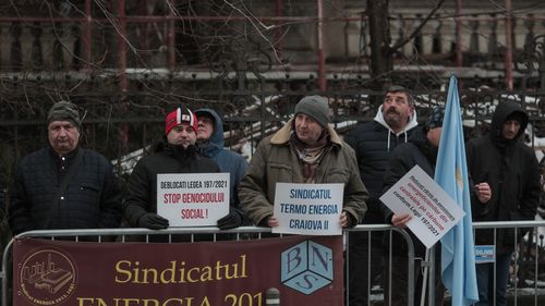 FOTO Lideri de sindicat din cadrul CEO Oltenia pichetează sediul Înaltei Curți de Casație și Justiție / ”Astăzi suntem în București să ne strigăm dreptatea”